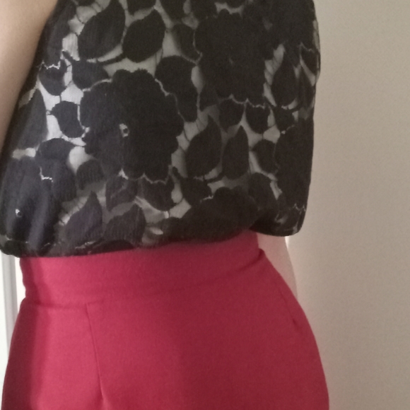 This is an Amoretti red skirt . The tag says size 7 but is a snug fit at 5-6. - Picture 4 of 8